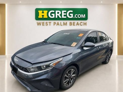Used 2022 Kia Forte LXS w/ LXS Technology Package FWD image 4