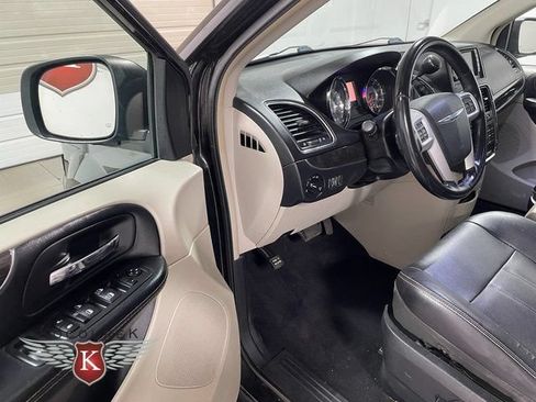 Used 2015 Chrysler Town & Country Touring FWD image 11