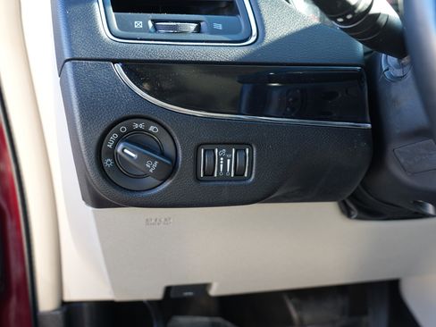 Used 2016 Chrysler Town & Country Limited image 18