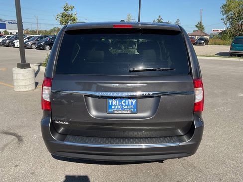 Used 2015 Chrysler Town & Country LX FWD image 6