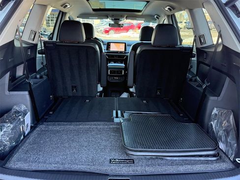 Certified 2025 Volkswagen Atlas Peak Edition SE image 5