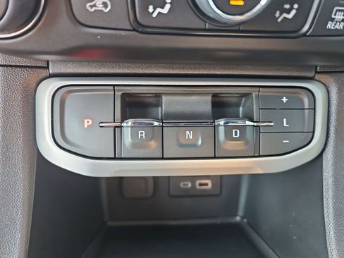 Used 2023 GMC Acadia SLT image 16