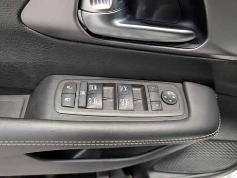 Used 2025 Chrysler Pacifica Select image 14