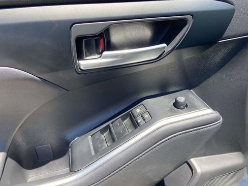 Used 2023 Toyota Highlander XLE FWD image 16