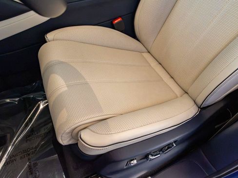Used 2022 Bentley Bentayga AWD/4WD image 12