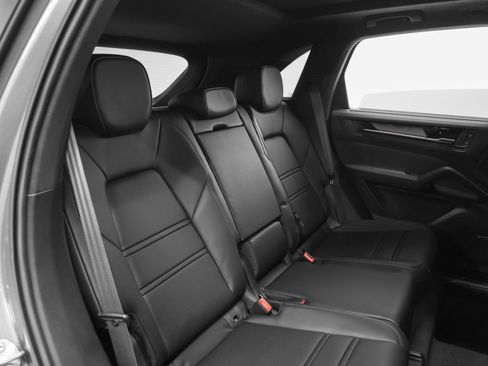 New 2026 Porsche Cayenne GTS image 32