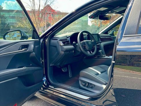 Used 2025 Toyota Camry SE image 7