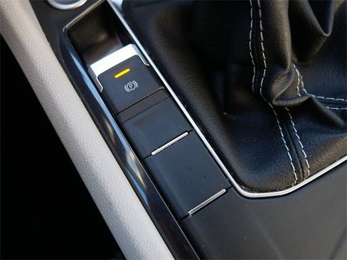 Certified 2022 Volkswagen Tiguan SE image 33