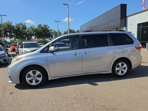 Used 2018 Toyota Sienna LE FWD image 4