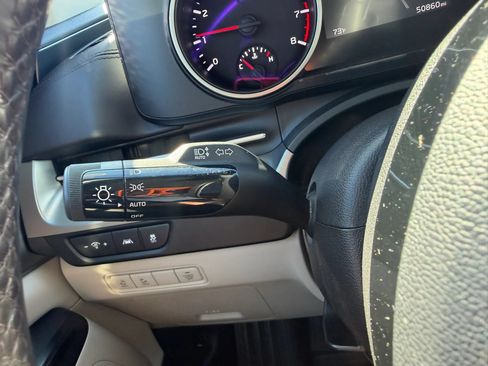 Used 2023 Kia Carnival LX FWD image 16