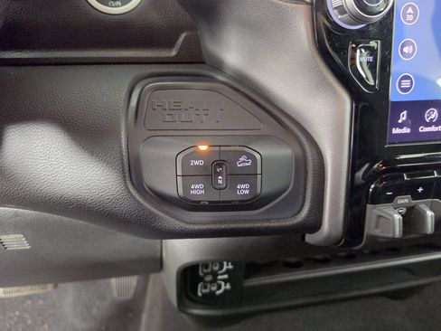 Used 2025 RAM 2500 Big Horn AWD/4WD image 32