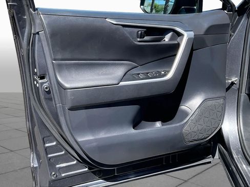 Used 2019 Toyota RAV4 LE w/ Carpet Mat Package FWD image 21