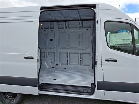 Used 2025 Mercedes-Benz Sprinter 2500 image 8