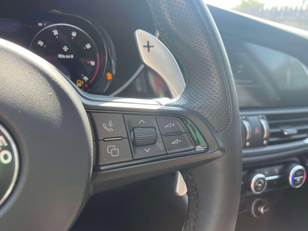 Used 2025 Alfa Romeo Giulia AWD image 23