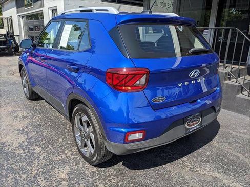 Used 2025 Hyundai Venue SEL FWD image 3
