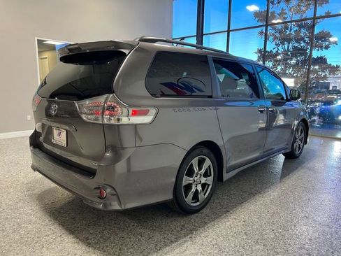 Used 2019 Toyota Sienna SE Premium image 9