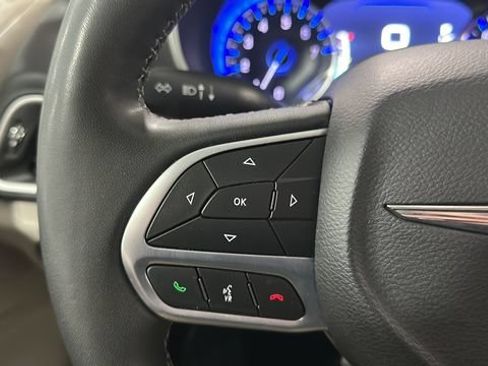 Used 2024 Chrysler Pacifica Touring-L FWD image 11