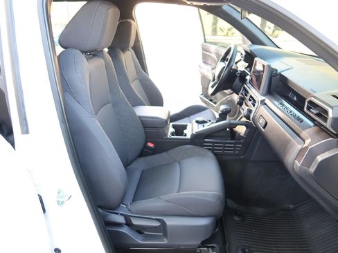 Used 2025 Toyota Tacoma SR5 AWD/4WD image 28