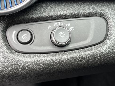 Used 2025 Chevrolet Trax LT w/ LT Convenience Package FWD image 11