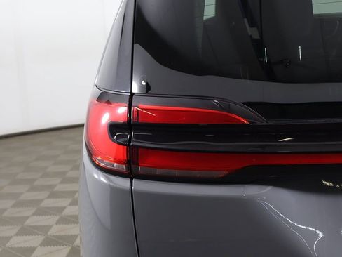 Used 2023 Chrysler Pacifica Touring-L image 16