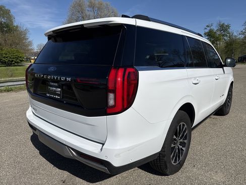 Used 2025 Ford Expedition Platinum AWD/4WD image 3
