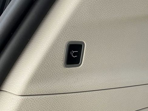 Used 2023 Chrysler Voyager LX image 29