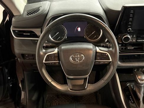 Used 2022 Toyota Highlander XLE AWD/4WD image 24
