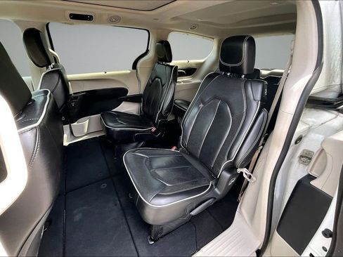 Used 2023 Chrysler Pacifica Limited FWD image 22