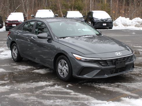 Used 2024 Hyundai Elantra SE image 3