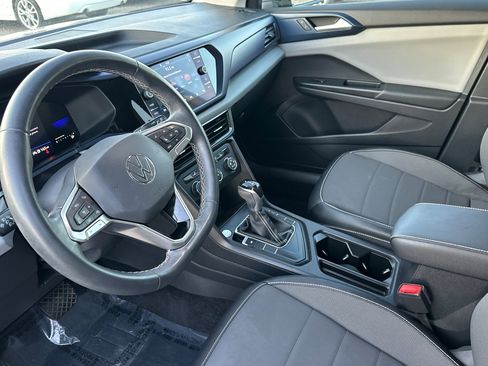 Certified 2022 Volkswagen Taos SE image 10