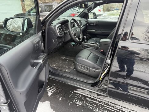 Used 2023 Toyota Tacoma TRD Sport w/ TRD Premium Sport Package image 4