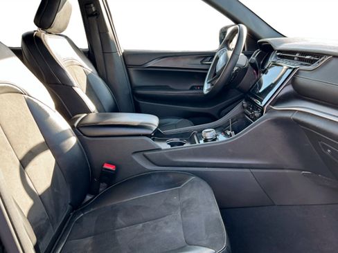 Used 2024 Jeep Grand Cherokee Altitude image 16