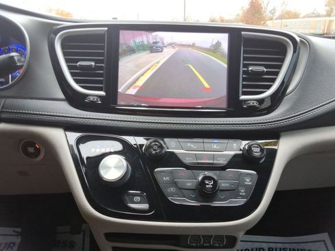 Used 2022 Chrysler Pacifica Touring-L image 16