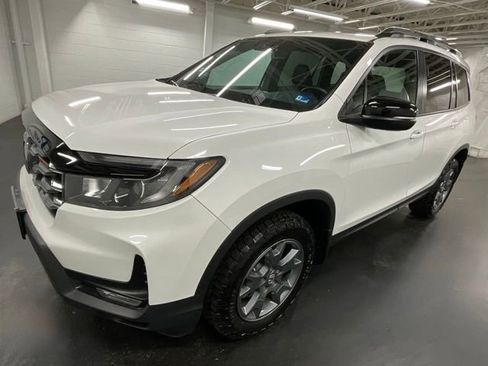 Certified 2025 Honda Passport TrailSport image 1