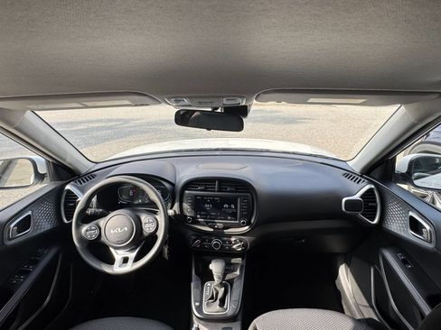 Used 2025 Kia Soul LX w/ LX Technology Package FWD image 31