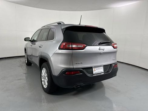 Used 2018 Jeep Cherokee Latitude Plus w/ Cold Weather Group AWD/4WD image 30