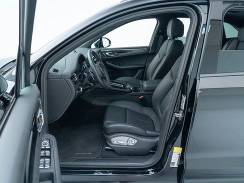 Certified 2026 Porsche Macan AWD/4WD image 18