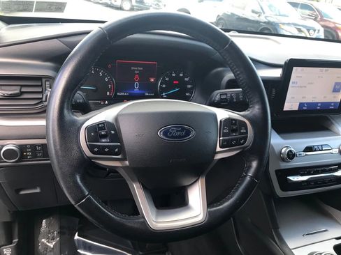 Used 2022 Ford Explorer XLT image 18