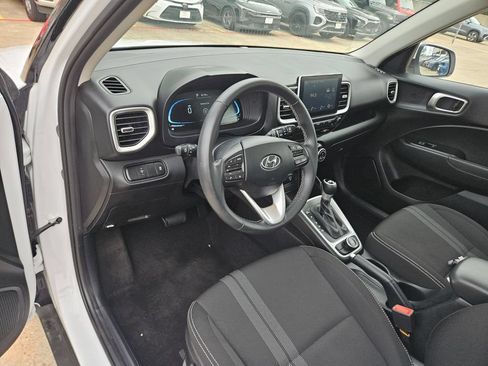 Used 2025 Hyundai Venue SEL FWD image 13