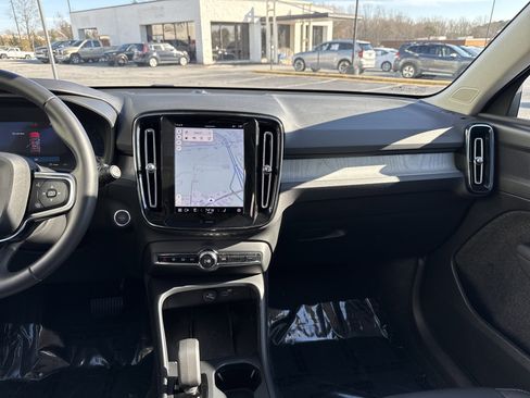Used 2025 Volvo XC40 B5 Core image 30