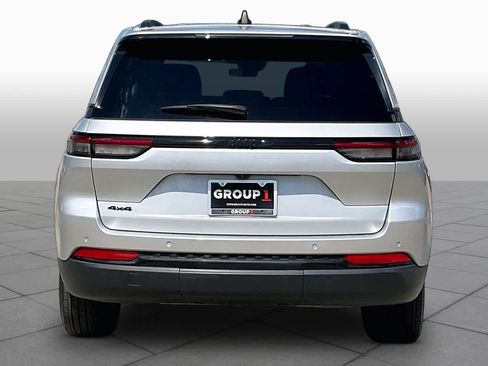 Used 2025 Jeep Grand Cherokee Altitude AWD/4WD image 5