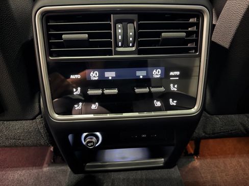 Used 2025 Porsche Cayenne Coupe AWD/4WD image 29