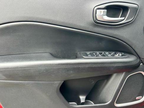 Used 2021 Jeep Compass Latitude w/ Sun and Sound Group FWD image 8