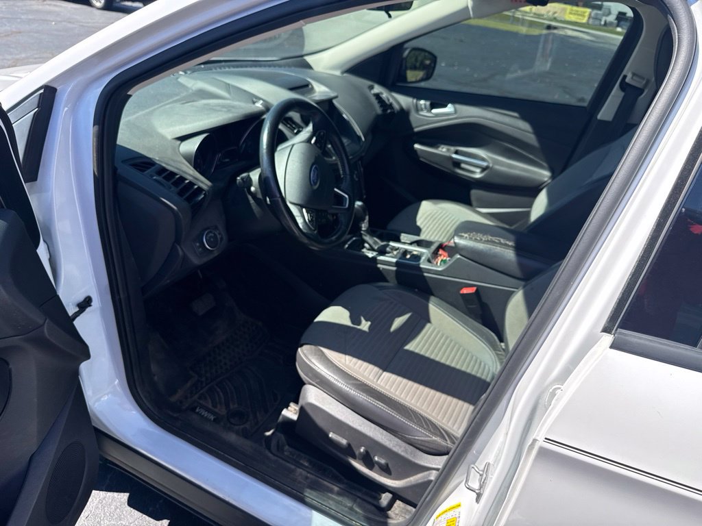 Used 2018 Ford Escape SE w/ SE Sport Appearance Package FWD image 3