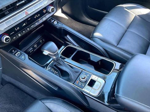 Used 2024 Kia Telluride EX w/ EX Captain's Chair Package image 17