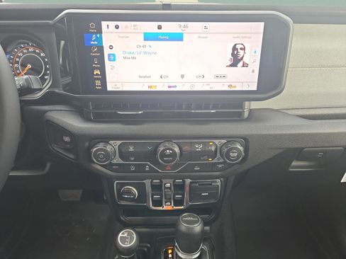 New 2025 Jeep Gladiator Sport image 15