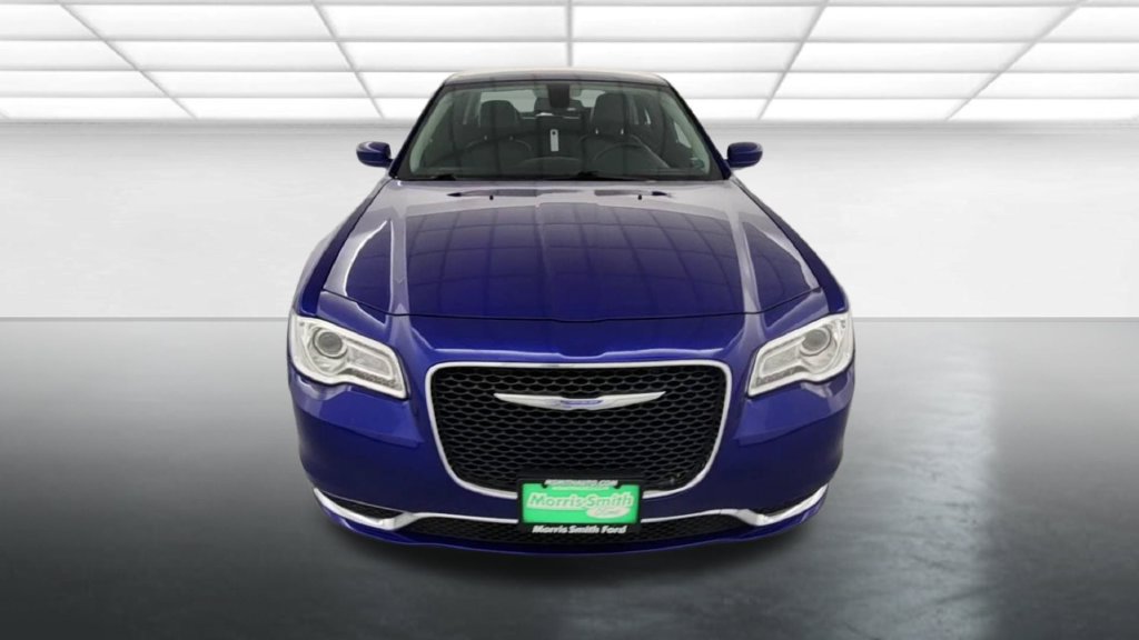 Used 2018 Chrysler 300 Touring L RWD image 2