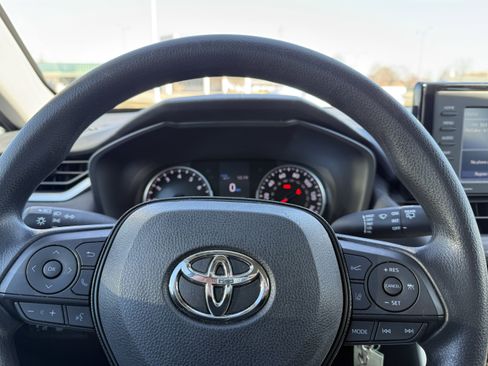 Used 2021 Toyota RAV4 LE image 21