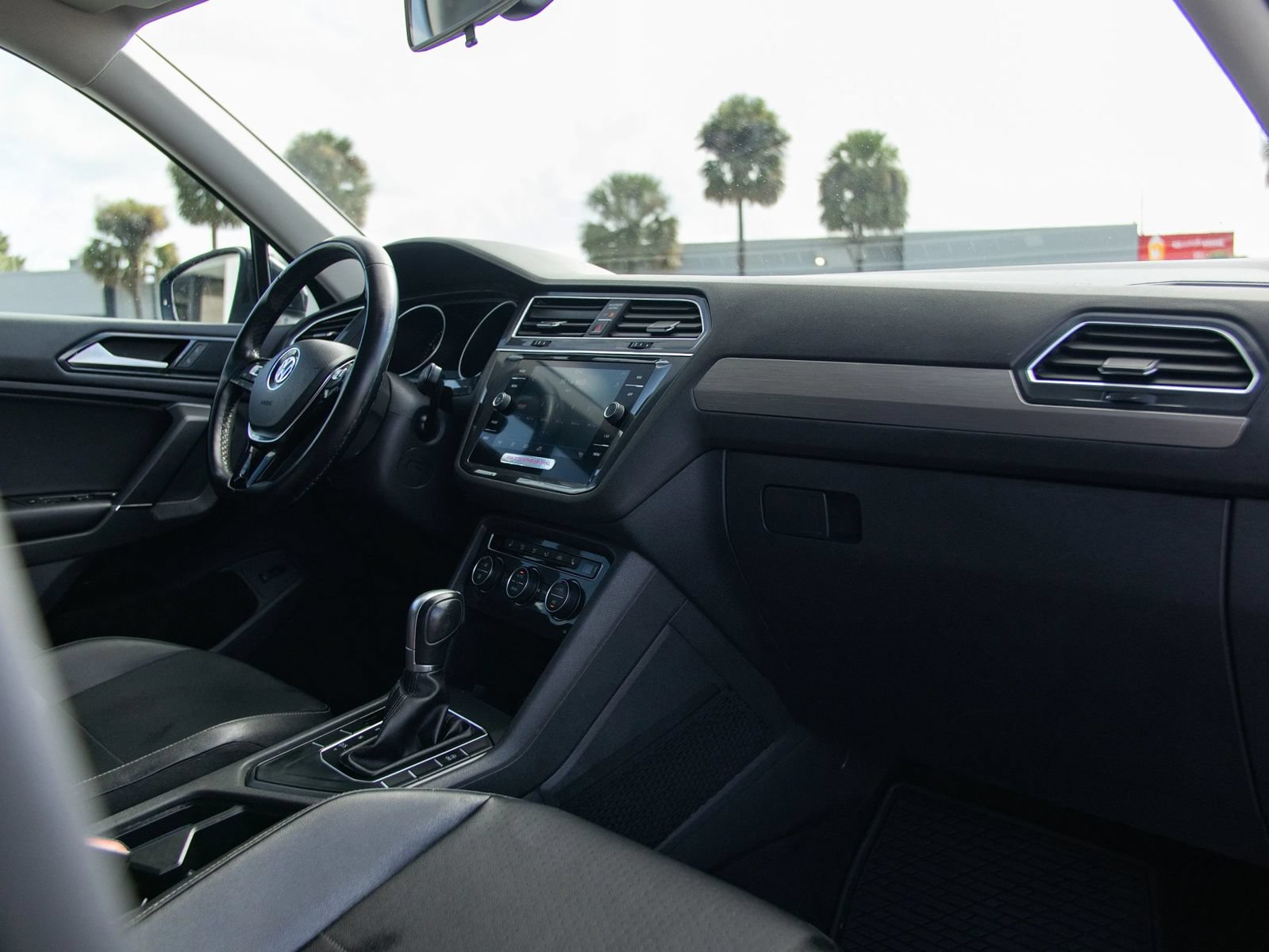 Used 2018 Volkswagen Tiguan SEL FWD image 22