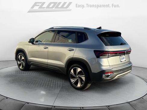 Used 2025 Volkswagen Taos SE w/ Panoramic Sunroof Package image 6